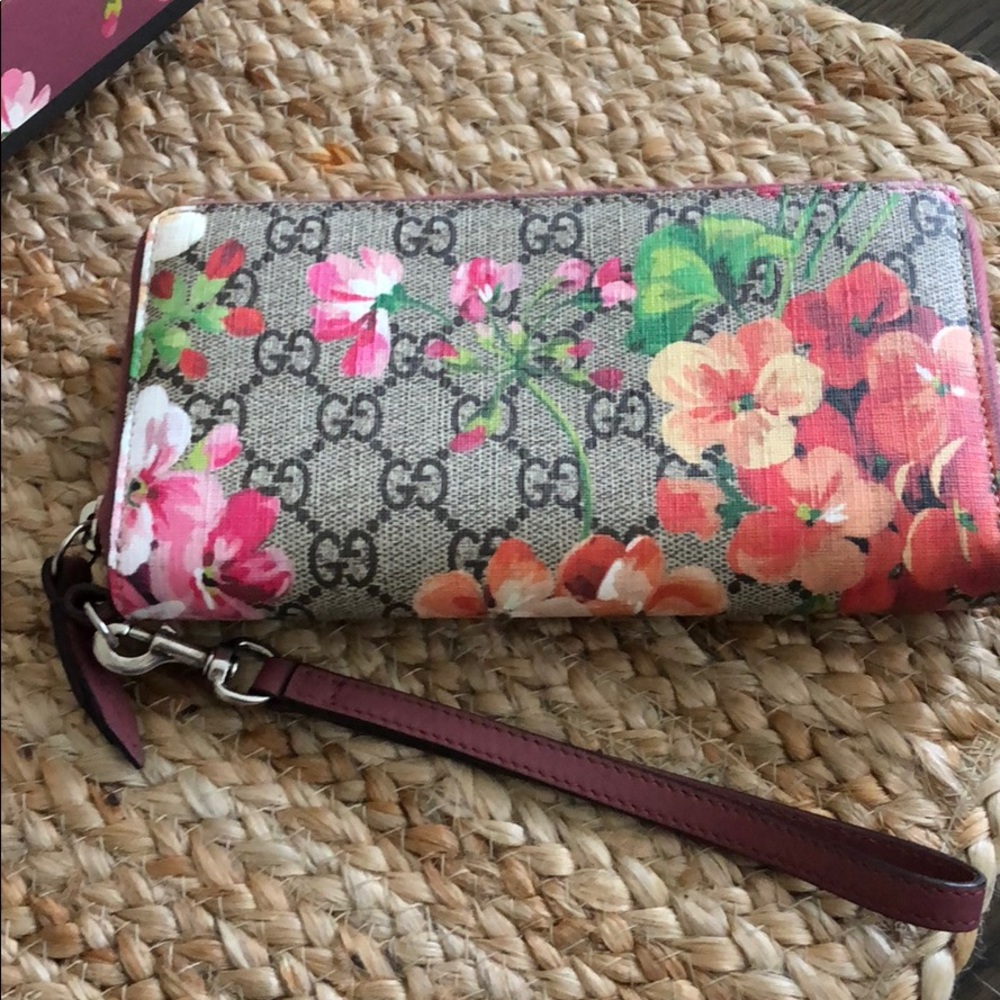 GUCCI SUPREME MONOGRAM BLOOM WRIST  ANTIQUE ROSE